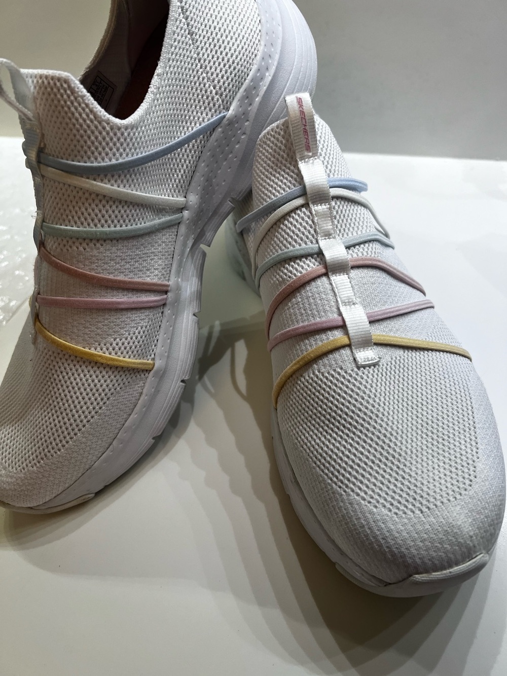 SKECHERS WOMEN’S ARCH FIT COLLECTION. 
WITH PASTEL STRAPS   LIKE NEW. SIZE 11